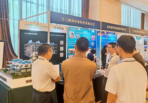 綠潤(rùn)科技展位更是人氣爆棚，咨詢(xún)不斷